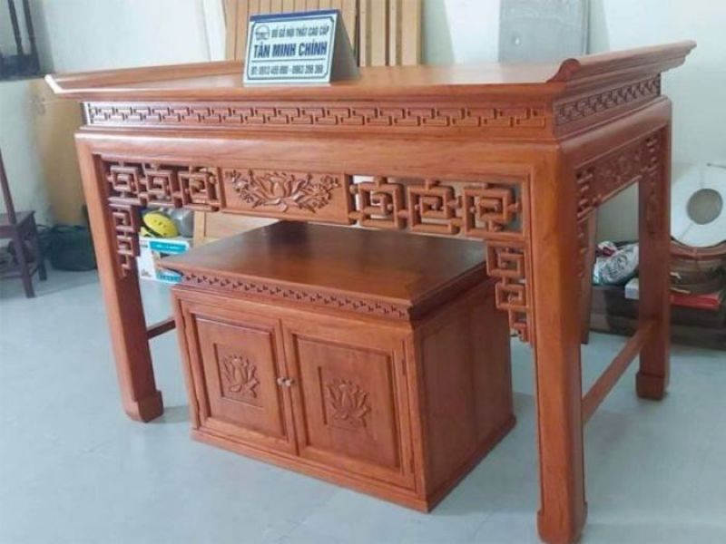 Bàn thờ được làm từ gỗ cao cấp, xử lý kỹ càng để chống mối, cong vênh