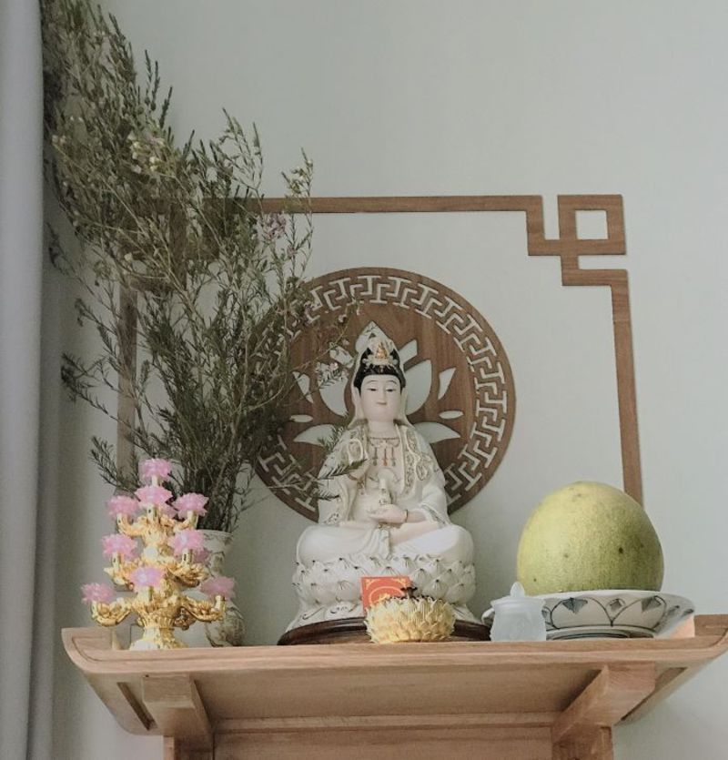 Các lễ vật chay là đồ thờ cúng quan trọng trên bàn thờ Phật