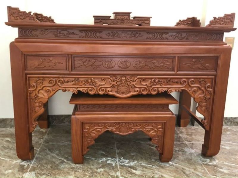 Chất liệu gỗ gụ giúp án gian có độ bền lâu dài, kiểu dáng sang trọng