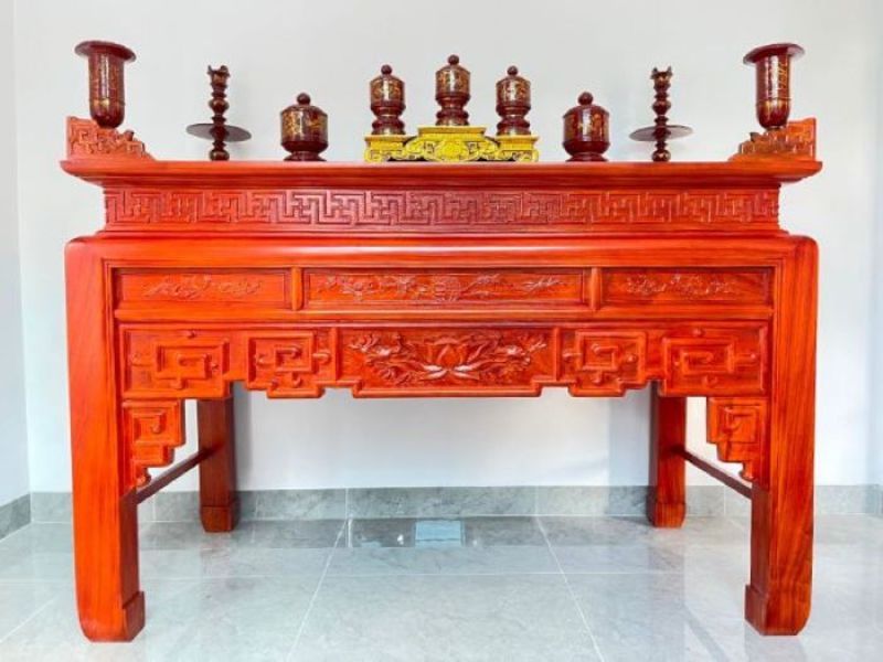 Chọn bàn thờ gỗ hương đỏ giá bao nhiêu? Mách bạn 3 tiêu chí chọn hiệu quả
