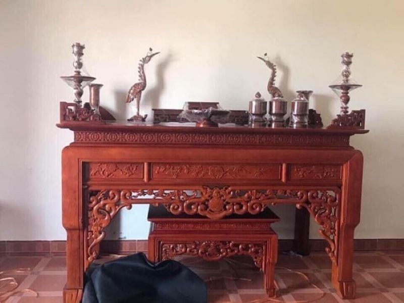 Nên mua bàn thờ gỗ hương giá bao nhiêu? 4 Yếu tố quyết định tới báo giá?
