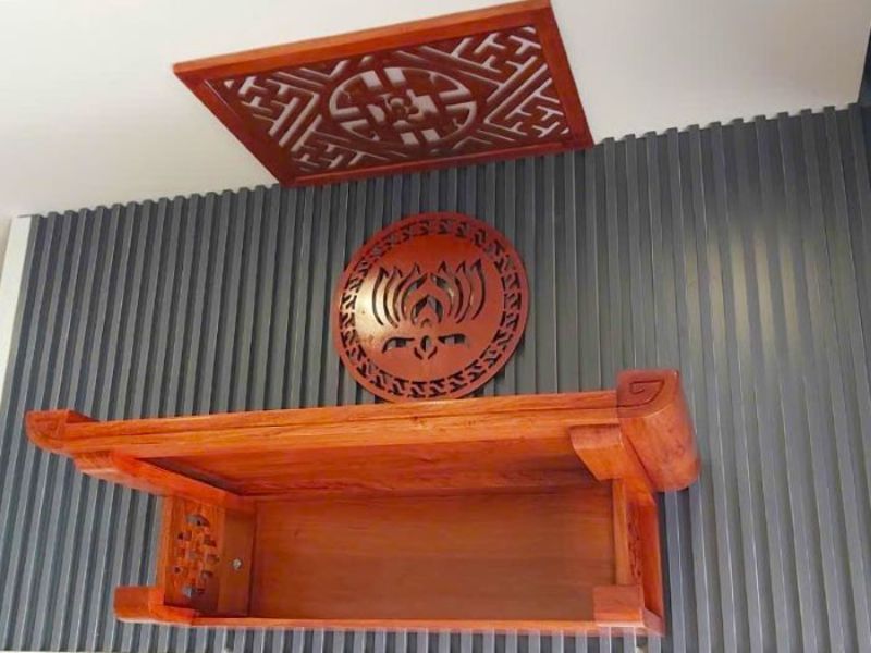Giá bàn thờ treo sản xuất từ gỗ gụ dao động từ 2,5 – 10 triệu